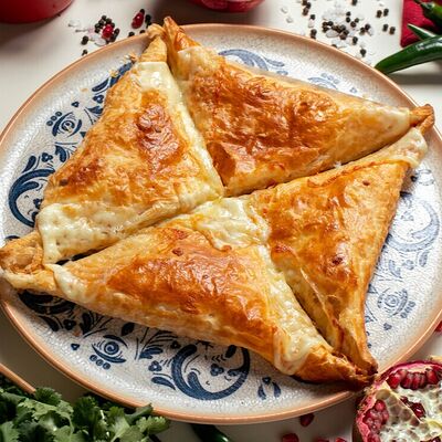 Слоеный хачапури с сыром в Бакладжан по цене 890 ₽