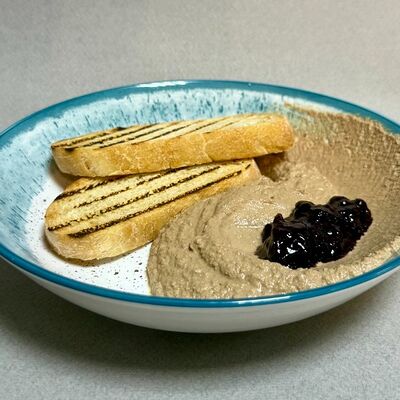 Паштет куриный с домашним хлебом и вареньем в Oasis по цене 350 ₽