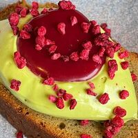 Фисташковый кейк с малиной в More More