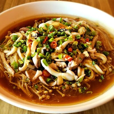 Острые кальмары на пару с грибами и соевым соусом в Soju по цене 1775 ₽