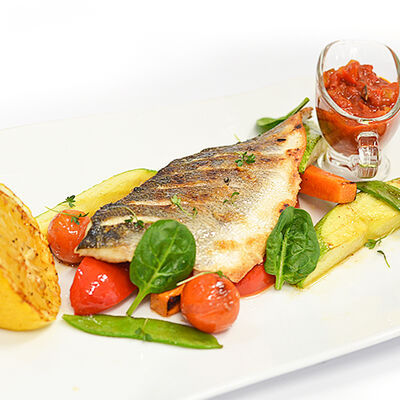 Филе сибаса с овощами и томатной сальсой в Абрикосовъ по цене 1860 ₽