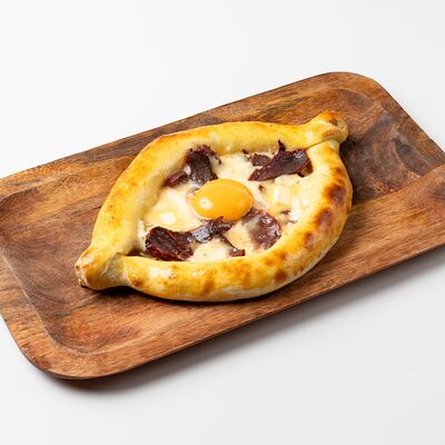 Хачапури по-аджарски с бастурмой от Шефа в Кафе МилАриЯ по цене 1027 ₽