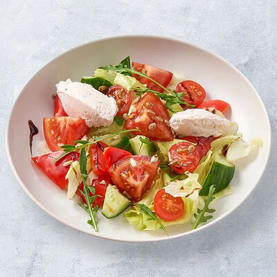 Овощной салат с кремом из феты в Vaffel Норвежские вафли, завтраки, кофе по цене 510 ₽