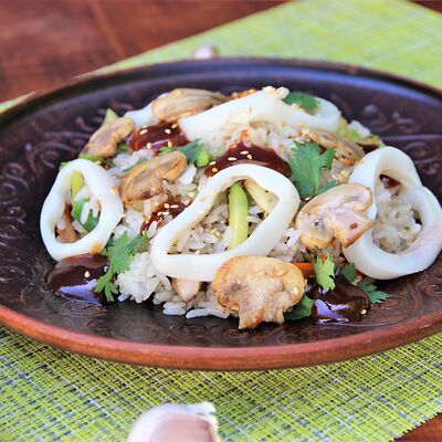 Рис с кальмаром и грибами в соусе пад-тай в АрисА - лавка азиатской еды по цене 590 ₽