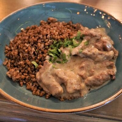 Курица по-строгановски с гречетто в Kirova street по цене 240 ₽