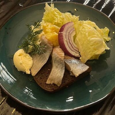 Тост с сельдью и салат в Длинный нос по цене 210 ₽