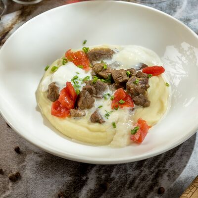 Жаркое из кабана с грибным соусом и картофельным пюре в Холодец по цене 820