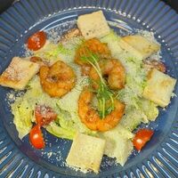 Цезарь с креветками в BRCAFE