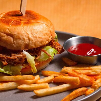 Бургер с рваной свининой в Co.mein по цене 685 ₽