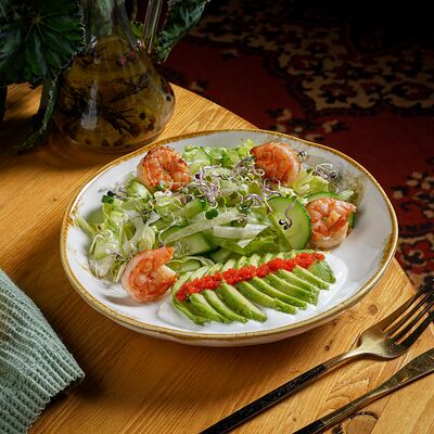 Салат с авокадо, огурцом и креветками в Гастробар Библиотека по цене 750 ₽