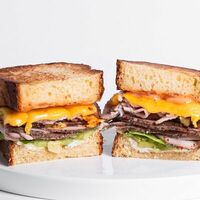 Сэндвич с пастрами из индейки в Bageatteria