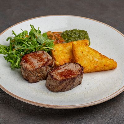 Ростбиф с хашбрауном и соусом чимичурри в МОСТ бистро по цене 1390 ₽