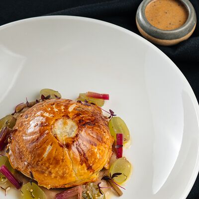 Пирог с тремя видами рыб, икорным соусом на пюре из моченых яблок в Черная река по цене 820 ₽