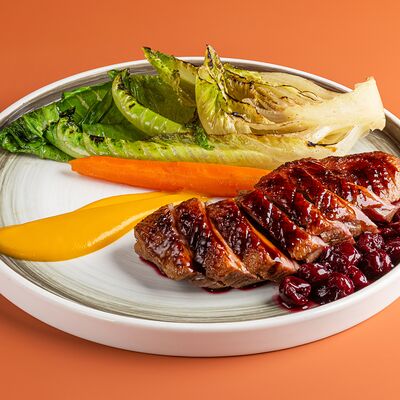 Утиное филе, морковный крем, обжаренный лист романо, варенье из вишни компоте, морковь в апельсиновой карамели в Винология по цене 890 ₽