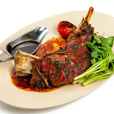 Лопатка ягнёнка в специях в Maroon по цене 4990 ₽