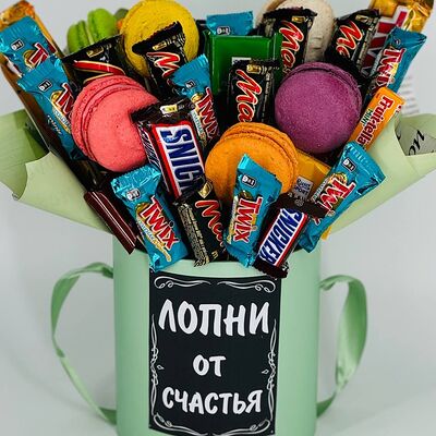 Сладкий букет с конфетами и макарунсамив Дарите красиво по цене 3665 ₽