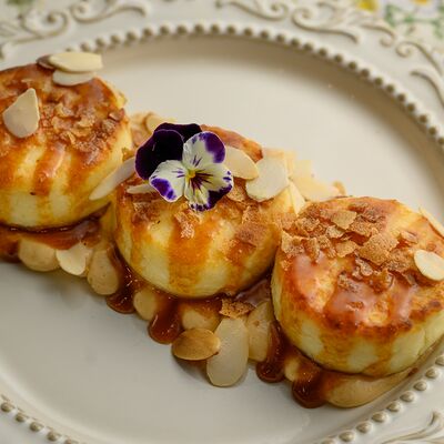 Сырники с кремом из сгущенки, вафельной крошкой и миндалем в Пышки и не только по цене 570 ₽