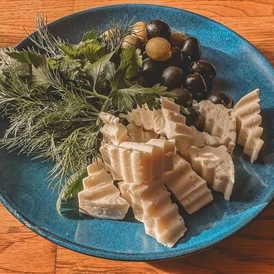 Брынза с оливками и маслинами в Соль & Перец по цене 297 ₽