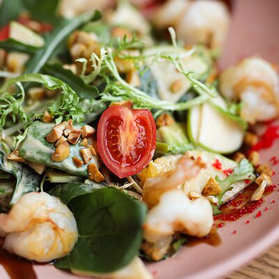 Паназиатский салат с креветкой в Chalet River Club по цене 1020 ₽