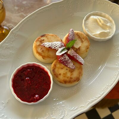 Сырники с сезонными ягодами в Мандарин по цене 595 ₽