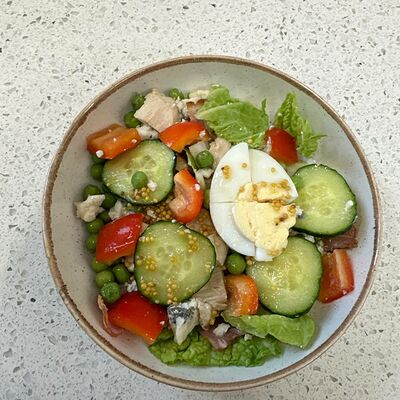 Кобб-салат с курой и беконом в Кофеин по цене 310