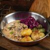 Бефстроганов из говядины с молодым картофелем и огурцами в бурбоне в Где нас нет по цене 1050