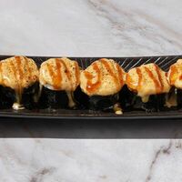 Запеченный ролл с семгой х/к в Hiro izakaya