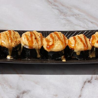 Запеченный ролл с семгой х/к в Hiro izakaya по цене 675 ₽