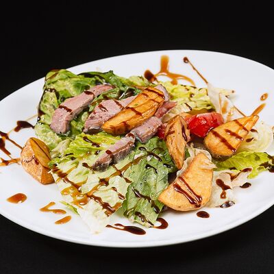 Салат с пастрамив Harats Pub по цене 690 ₽