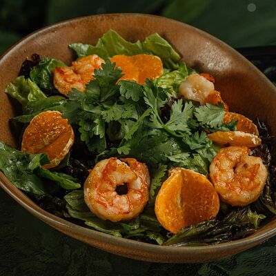 Хрустящий салат с креветками и мандарином в Yellow Kitchen & bar по цене 780 ₽