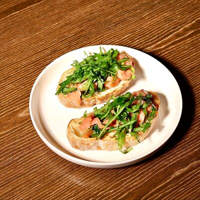 Брускетты с лососем, руколой и тайским соусомв Пьяцца по цене 580 ₽