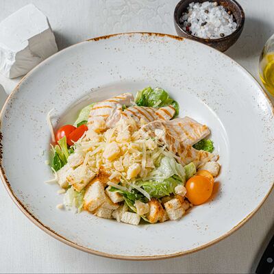 Цезарь с курицей в Шеф-Рояль по цене 790 ₽