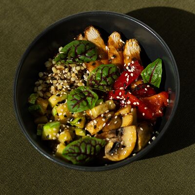 Боул с овощами, курицей, шампиньонами в Renoir coffee по цене 495 ₽