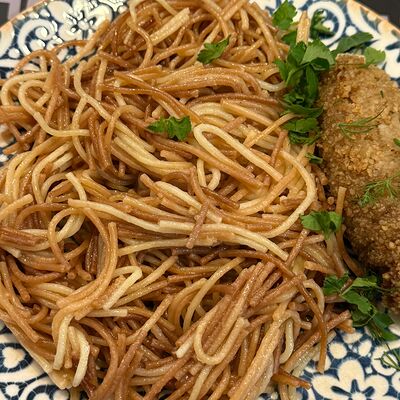 Жареная вермишель и котлета говяжаяв Мубарак по цене 630 ₽