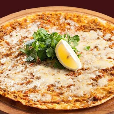 Лахмаджун с мясным фаршем и сыром (халяльная) (35 см) в Шаурмист по цене 870 ₽