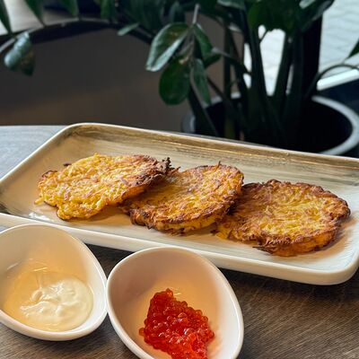 Драники со сметаной и красной икрой в Fllore cafe по цене 679 ₽
