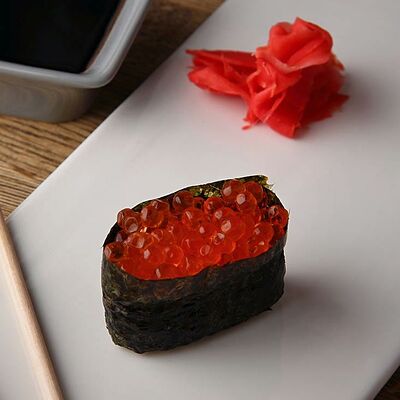 Гункан с икрой лосося в Андеграунд Pizza & Sushi по цене 127 ₽