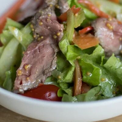 Тайский салат с говядиной и овощами в Мука по цене 650 ₽