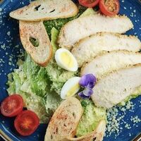 Салат Цезарь с курицей в Колорит