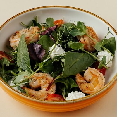 Салат с креветками и сливочным кремом в апельсиновом соусе в Siesta по цене 590 ₽