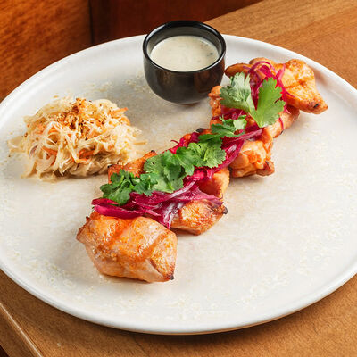 Шашлык из цыпленка с азиатским коул слоу и соусом чили-йогурт с маринованным красным луком в Булгаков по цене 720 ₽