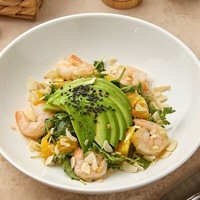 Салат с креветками, руколой и авокадо в Хлеб & Булки по цене 770 ₽