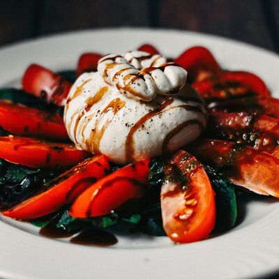 Салат с сыром буррата в Gioffre по цене 660 ₽