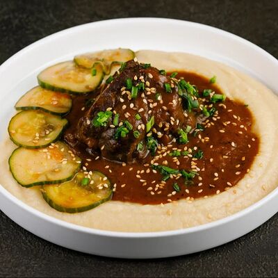 Говяжьи щёчки с пюре из корня сельдереяв Пхипхи по цене 730 ₽