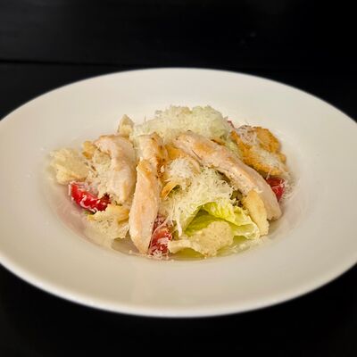 Салат Цезарь с курицейв Трасса по цене 500 ₽