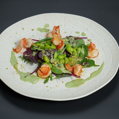 Зелёный салат с обжаренными креветками, с бобами эдамаме и фисташками в Монтенегро по цене 890 ₽