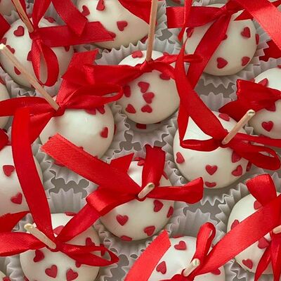 Пирожное Кейкпопс праздничный с лентой в Кондитерская SunbeamCake по цене 285 ₽