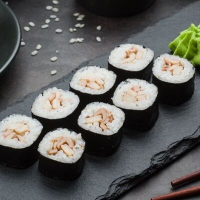 Классический ролл с кальмаром в Суши Yam Ёкохами Икигаи по цене 438 ₽
