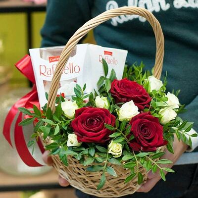 Мини-корзинка с конфетами в FLORISTICA по цене 2450 ₽