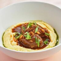 Говяжьи щечки с нежным пюре и криспи-луком в Пшеница